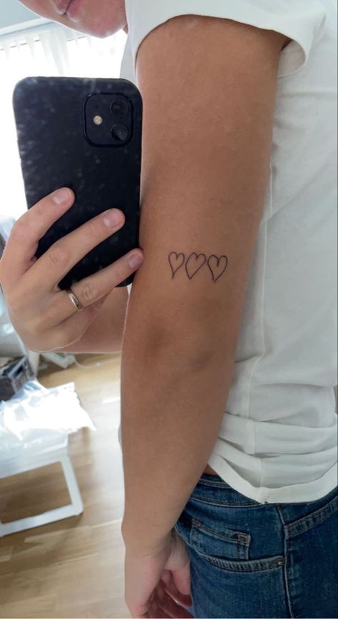 Tattoo From Parents, Family Drawing Heart Tattoos, Heart Tattoo Sisters, Tattoo About Sister, Family Member Heart Tattoos, Parent Heart Tattoo, Tattoo Ideas Small Sister, Cute Tattoos For Parents, Family Heart Drawing Tattoo