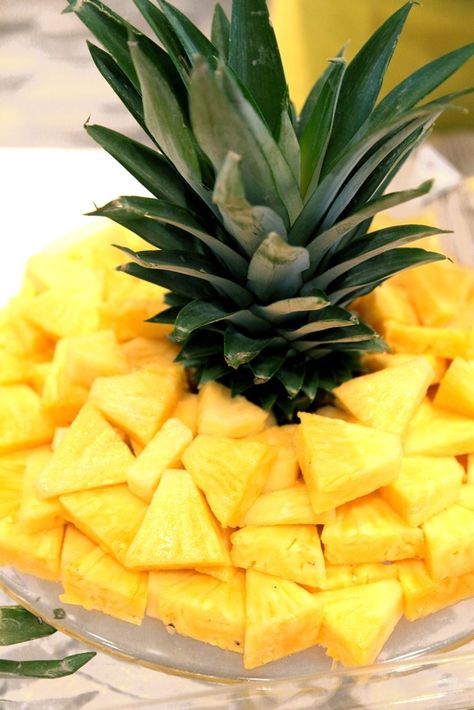 Beautiful Pineapple and other fruit and veggie displays Summer Birthday Party Desserts, Summer Diy Party Decorations, Simple Tropical Centerpieces Party, Outdoor Fingerfood Party Appetizers, Fruit Centerpiece Ideas Diy, Pool Party Theme Decorations, Backyard Pool Area Ideas, Luau Party Gift Bag Ideas, Pineapple Serving Ideas