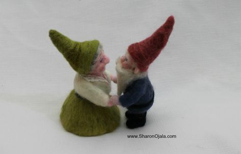 Gnome With Mushroom, Needle Felted Dinosaur, Lady Gnome, Felted Gnomes, Gnome Paint, Needle Felting Diy, Felt Crafts Christmas, Cheap Crafts, Felt Sheets