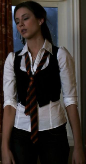 Spencer  Pretty Little Liars Season 1/Episode 1 1X01 PLL Spencer Pretty Little Liars, Pretty Little Liars Season 1, Spencer Hastings Outfits, Spencer Hastings Style, Pretty Little Liars Spencer, Pretty Little Liars Outfits, Pll Outfits, Pll Fashion, Pretty Little Liars Fashion