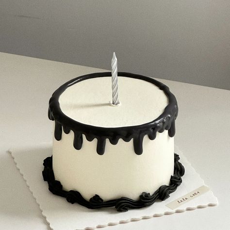 Korean Cake Hitam, Black Cake Inspo Birthday, Simple Cake Designs Black, Bday Cake Inspo Aesthetic, Chef Cake Ideas Birthdays, Cake Simple Aesthetic, Simple Aesthetic Cakes, Black And White Cake Aesthetic, Simple Black Cake