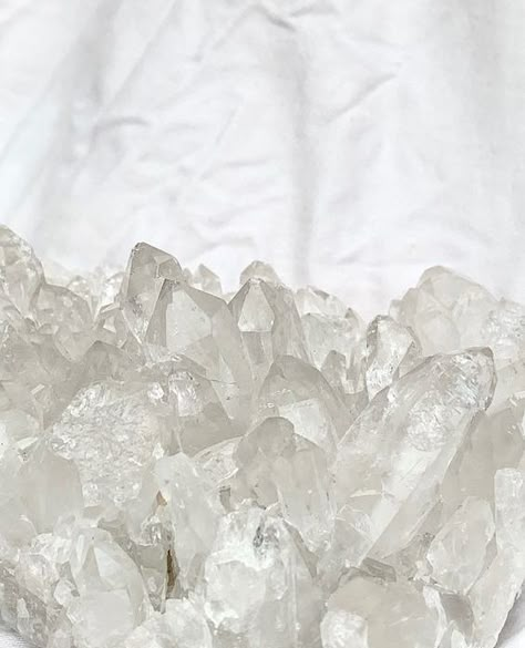 Positive Crystals, Goddess Crystals, Crystal Background, Crystals Quartz, Earth Gift, Quartz Rock, Crystal Aesthetic, Crystal Goddess, White Crystals