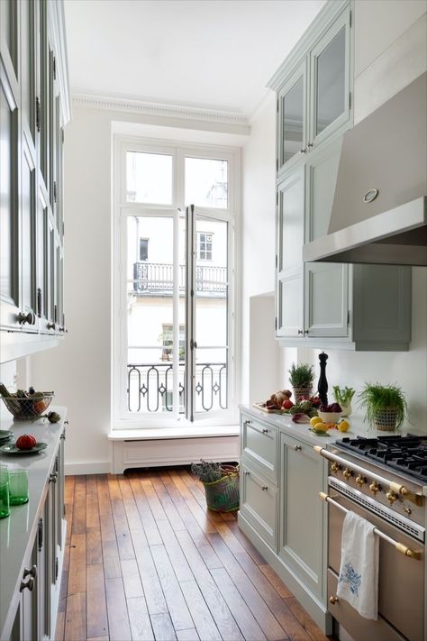 Modern Parisian Apartment Kitchen, Paris Flat Interior, Parisian Apartment Design, French Interior Design Paris Apartments Kitchen, French Flat Paris Apartments, Parisian Flat Interior, Parisian Apartment Aesthetic Kitchen, French Style Kitchen Decor, Paris Small Apartment