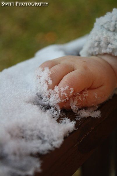 baby's first snow Baby First Snow Pictures, Baby Snow Pictures, Snow Baby Pictures, Baby Family Pictures, Snow Photoshoot, Baby In Snow, Snow Pictures, Shimla, First Snow