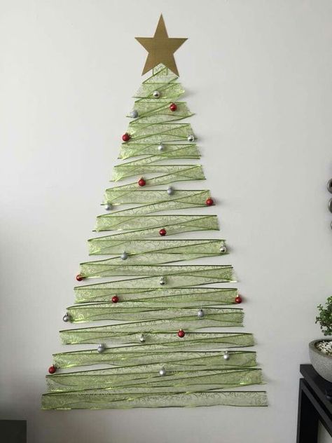 15+ Wall Christmas Tree Ideas: Creativity Paper Wall Christmas Tree Ideas, Bedroom Design Rustic, Christmas Tree Alternatives, Flat Christmas Tree, Floral Christmas Tree, Amazing Christmas Trees, Decor Christmas Home, Wall Christmas Tree, Minimalist Christmas Tree