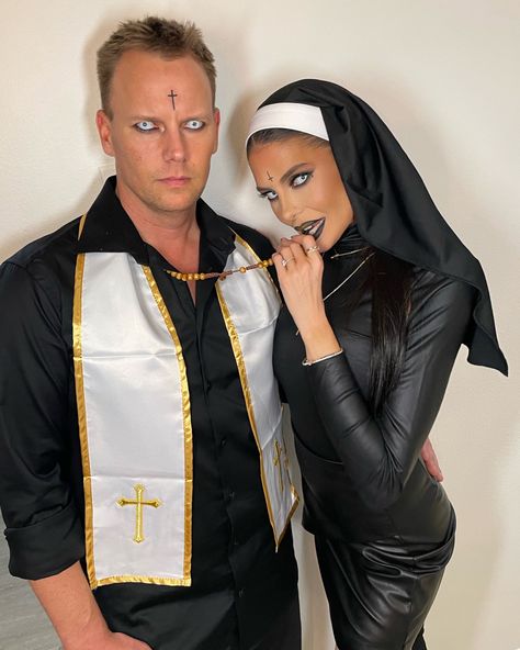 Partner Halloween Costumes, Couple Costumes For Halloween, Nun Halloween, Clown Costume Women, Couple Halloween Costume, Halloween Customs, Demon Costume, Nun Costume, Halloween Costumes 2022