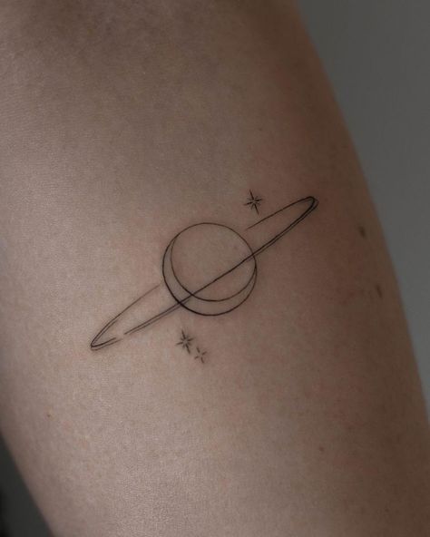 Small Moon And Saturn Tattoo, Small Saturn Tattoo Design, Saturn Moon Tattoo, Saturn And Moon Tattoo, Moon Saturn Tattoo, Moon And To Saturn Tattoo, Moon And Saturn Tattoo, Tattoo Sonne, Astronomy Tattoo