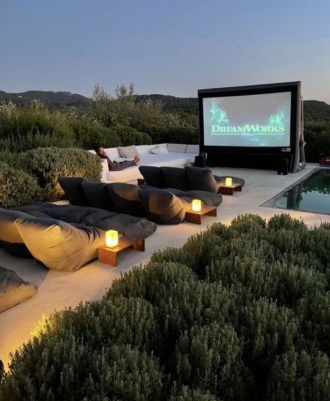 Dream Backyard Ideas Luxury, Outdoor Home Cinema, Celebrity Backyards, Dream Backyard Luxury, Luxury Backyards, Backyard Luxury, Huge Backyard, Eksterior Modern, Outdoor Cinema