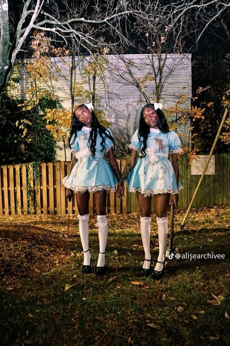 Scary Twins Halloween Costumes, Evil Twin Halloween Costume, Siamese Twins Costume, Evil Twins Costume, Cute Halloween Costumes For Sisters, The Shinning Twins Halloween Costume, Horror Outfits Halloween, Shinning Twins Costume Diy, Duo Halloween Costumes Sisters