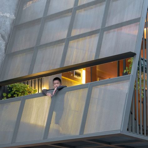 Narrow House Architecture, Narrow Architecture, Louvers Design, Narrow Building, Plot Design, Architecture Facade, Metal Facade, Compact House, Narrow House