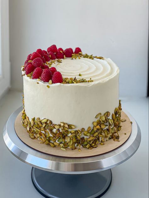 Pistachio Cake Decorating Ideas, Pistachio Cake Wedding, Raspberry Birthday Cake Decoration, Birthday Cake Pistachio, Rasberry Cake Design, Pistachio And Raspberry Cake, Birthday Cake Raspberry, Pistachio Wedding Cake, Pistachio Birthday Cake