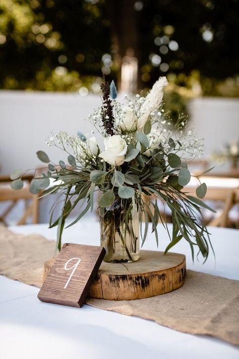 Tree Trunk Centerpieces Wedding, Mason Jar Bouquets Wedding, Simplicity Wedding Decor, Wedding Table Decor Mason Jars, Wood And Mason Jar Centerpieces, Wedding Table Wooden Centerpieces, Boho Chic Wedding Centerpieces Round Table, Mason Jar Table Numbers, Mason Jar Rustic Centerpieces