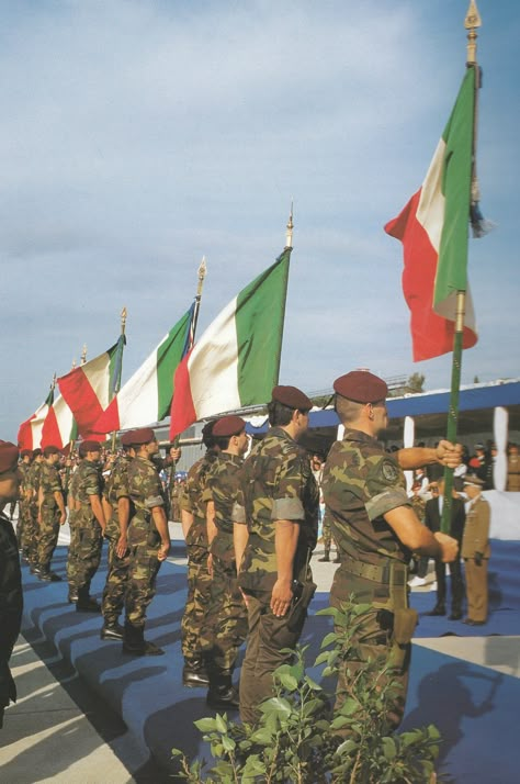 The flags of all "Folgore" units lined up in Pisa. November 4, 1994. Women Soldiers, Italian Army, Italian Flag, Romance Art, Female Soldier, Army Soldier, Message Boards, Present Day, Pisa