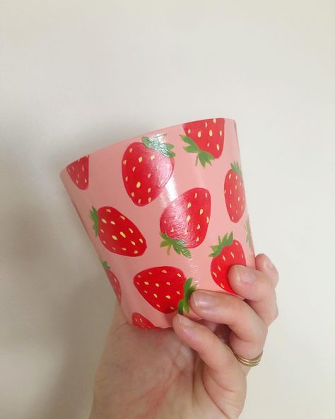 Strawberry Pot Painting, Strawberry Plant Pot Painted, Terracotta Pots Painted Ideas, Strawberry Flower Pot, Diy Small Plant Pots, Strawberry Painted Pot, Strawberry Plant Pot, Pottery Painting Strawberries, Terracotta Pots Painting