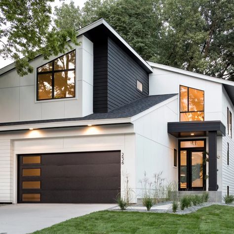 75 Modern Exterior Home Ideas You'll Love - October, 2022 | Houzz White Siding Exterior, Black And White House Exterior, Mid Century Modern Homes Exterior, White House Exterior, Mid Century Modern House Exterior, Modern Siding, House Exterior Ideas, Exterior House Renovation, Mid Century Modern Exterior