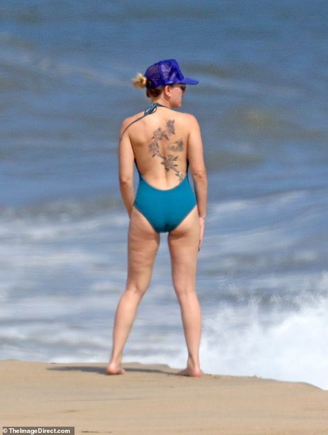 Living artwork: Scarlett rocked a blue one-piece with a extremely low back that exposed he... Tattoos Scarlett Johansson Back, Celebrities Tattoos Women, Scarlett Johansson Beach, سكارليت جوهانسون, Colin Jost, Nicole Williams, Наташа Romanoff, Black Dahlia, Normal Body