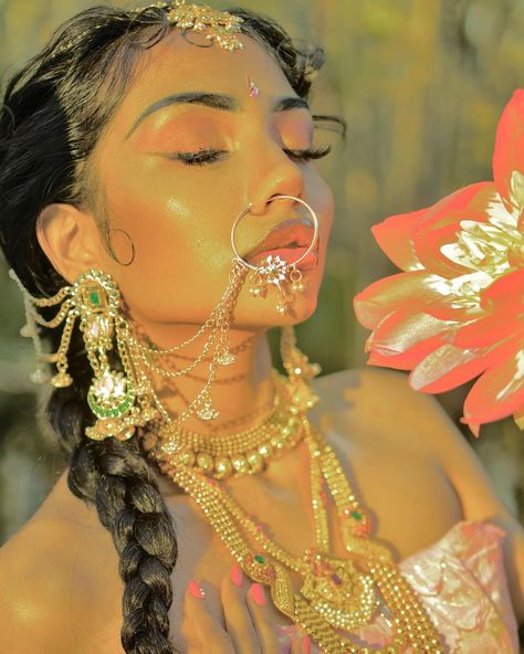 Tamil Thot 🇮🇳 on Instagram: “Photoshoot inspired by my art ✨ Prints for sale @ tamilthot.com (socials>art for sale) ✨ 20% profit is donated • Shot by @khalilosborne” South Asian Photoshoot, South East Asian People, Indian Face Claim, South Asian Tattoo, South Asian Makeup, Tamil Women, South Asian Women, Tamil Culture, South Asian Aesthetic