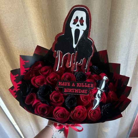 I think I “killed” this @lalasbouquets design recreation 🤭❤️ Dm to order yours with @bouquetsbykarla ! • • • #ghostface #scream #halloween #spookybouquet Rose Bouquet Ideas, Bouquet For Men, Halloween Bouquet, Man Bouquet, Eternal Flower, Scream Halloween, Ghostface Scream, Ribbon Bouquet, Bouquet Ideas