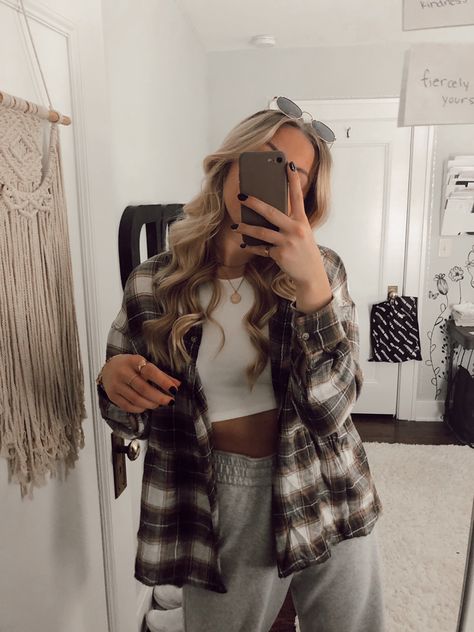 Sweatpants Flannel Outfit, Comfy Fall Outfits Lazy Days Sweatpants, Flannel With Sweatpants, Flannel And Sweatpants Outfit, Sweatpants And Flannel Outfit, Cozy Flannel Outfit, Sweats And Flannel Outfits, Warm Comfy Outfits, Leggings And Flannel Outfit