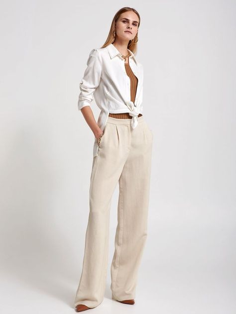 Wide Leg Pants Street Style, Tita Outfit, Cream Pants Outfit, Cream Linen Dress, Color Wide Leg Pants, Colored Pants Outfits, Cream Linen Pants, Trousers Women Outfit, Pants Street Style