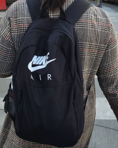 Black Nike Bookbag, Nike School Backpacks Aesthetic, Nike Bags Backpacks Sports, Nike Backpack Outfit, Nike Backpack Black, Nike Bag Aesthetic, Nike Air Backpack, Nike Backpack Aesthetic, Nike Backpacks For School