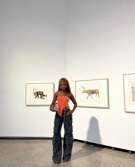 woman in orange top and camo cargopants posing cutely Museum Photoshoot Ideas, Museum Fits, Museum Date Outfit, Gallery Outfit, Museum Photoshoot, Art Gallery Outfit, Museum Outfit, Outfit Dinner, Love Street