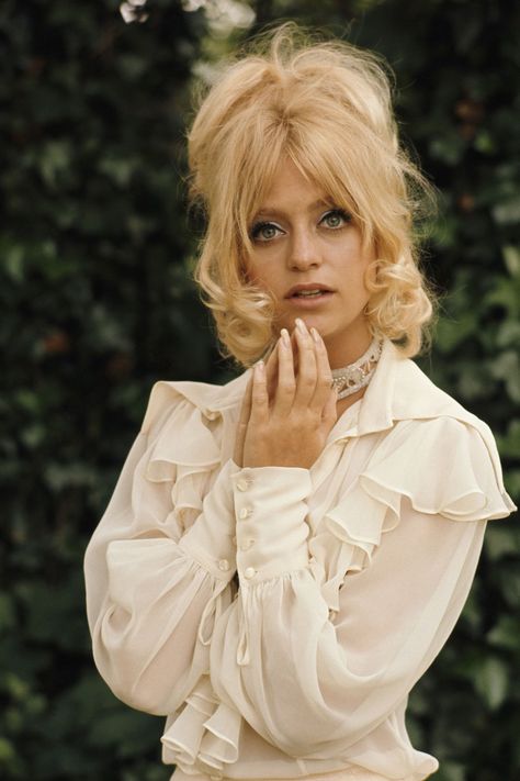 Hollywood Legend Goldie Hawn’s Fashion Influence on Her 71st Birthday | Vogue Goldie Hawn Kurt Russell, Famous Blondes, Patti Hansen, Terry O Neill, Lauren Hutton, Goldie Hawn, Actrices Hollywood, Retro Hairstyles, 1970s Fashion