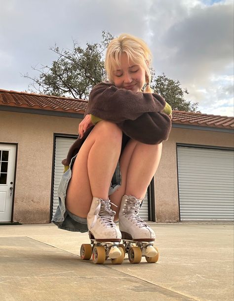 80s Aesthetic Roller Skates, Roller Skates Aesthetic Outfits, Roller Skating Aesthetic Pictures, Rollerskates Outfits, Pretty Roller Skates, Roller Skates Pose, Roller Skater Girl Aesthetic, Quad Skates Aesthetic, Roller Skating Pics