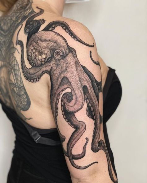 Squid Arm Tattoo, Octopus Hip Tattoo, Octopus Tattoo Arm, Warped Tattoo, Sea Animal Tattoos For Women, Octopus Shoulder Tattoo, Fish Tattoo Sleeve, Octopus Arm Tattoo, Sea Animal Tattoos