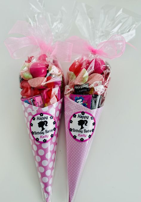 Candy Cones Party Favors, Barbie Goodie Bag Ideas, Barbie Candy Bags, Barbie Gift Bags, Barbie Gift Ideas, Tarts Strawberry, Barbie Party Favors, Sweet 16 Sleepover, Birthday Party Giveaways