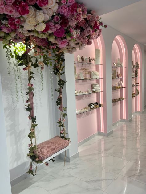 Mirror Wall Decor Beauty Salon, Wedding Boutique Interior Design, Floral Salon Decor, High End Nail Salon, Beauty Room Ideas Salon, Beauty Shop Decor, Salon Interior Design Ideas, Flower Shop Decor, Beauty Room Salon