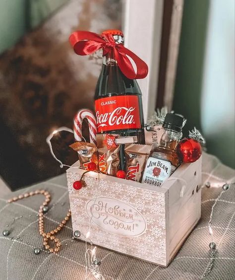 75+ Gorgeous DIY Christmas Gift Basket Ideas for Women - Holidappy Mimosa Gift Basket, Diy Christmas Gift Basket Ideas, Pancakes Gift, Gift Basket Ideas For Women, Wine Gifts Diy, Christmas Gift Hampers, Christmas Gift Baskets Diy, Raffle Baskets, Christmas Gift Basket Ideas