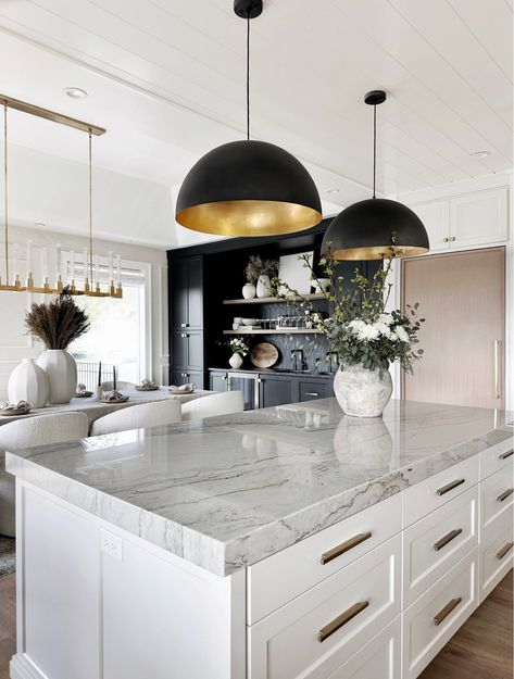 Kitchen Quartz, Inspirational Homes, Havenly Living Room, Lighting Fixtures Kitchen Island, Fixtures Kitchen, Quartz Kitchen, Cabinet Ideas, Kitchen Models, Kitchen Inspiration Design