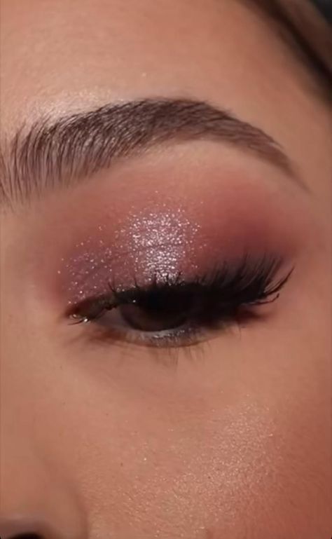 Eyeshadow Looks For Red Dress, Senior Prom Hairstyles Medium Length, Gold And Pink Eye Makeup, Light Natural Eyeshadow, Simple Eye Makeup For White Dress, Light Eye Shadow Looks, Makeup For Dusty Pink Dress, Eyemakeup Brown Natural, Shimmer Make Up