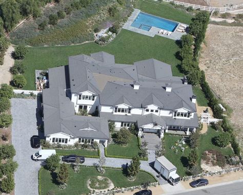 Kylie Jenner House Kylie Jenner New House, Celebrity Houses Mansions, Kris Jenner House, Kylie Jenner House, Malibu Mansion, Jenner House, Mansion Exterior, Dream Mansion, Hidden Hills