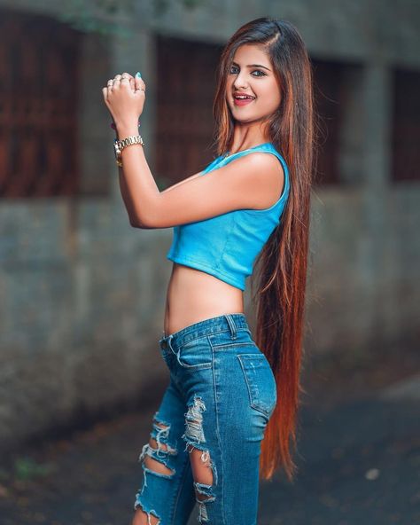 Saniya Shaikh, Gals Photos, Indian Teen, Teen Actresses, Girls Dresses, Blonde, Actresses, Hair, Dresses