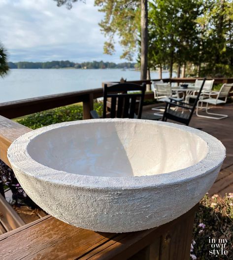 Diy Large Bird Bath, Diy Cement Bird Bath, Cement Bowls Diy, Concrete Bowls Diy, Cement Bowls, Large Bowl Planters, Cement Bowl, Stone Bird Baths, Diy Cement Planters