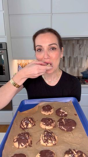 1M views · 15K reactions | No Bake Peanut Butter Greek Yogurt Bites 🍫 https://hungryhappens.net/no-bake-peanut-butter-greek-yogurt-bites/ | hungry happens | hungry happens · Original audio No Bake Peanut Butter Greek Yogurt Bites, Greek Yogurt Bites, Peanut Butter Greek Yogurt, Hungry Happens, 100k Views, Yogurt Bites, No Bake Peanut Butter, Candy Cookies, Chocolate Peanut Butter