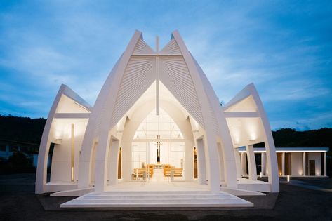 Mary Help of Christian Church / Juti architects, © Peerapat Wimolrungkarat Church Design Architecture, Church Building Design, World Architecture Festival, Arsitektur Masjid, Modern Church, Sacred Architecture, Religious Architecture, Church Architecture, Church Building