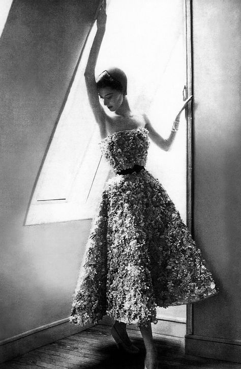 Barbara Mullen is wearing the "Miss Dior" dress from the trompe-l'oeil line of his Spring/Summer collection of 1949, photo by Lillian Bassman. Dior Collection, Dior Dress, Christian Dior Haute Couture, Look Retro, Dior Haute Couture, Couture Dress, Trendy Dress, Vintage Gowns, Vintage Couture