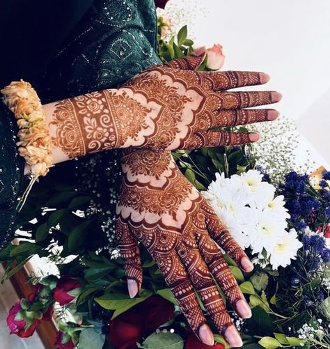 Same Mehndi On Both Hands, Stylish Henna Designs For Back Hand, Khafif Henna Designs, Mehndi Design For Wedding, Mehendi Designs Right Hand, Full Mehndi Designs Hands, Bridal Hand Mehndi Designs, Back Hand Design Mehndi, Mehandi Back Hand Designs