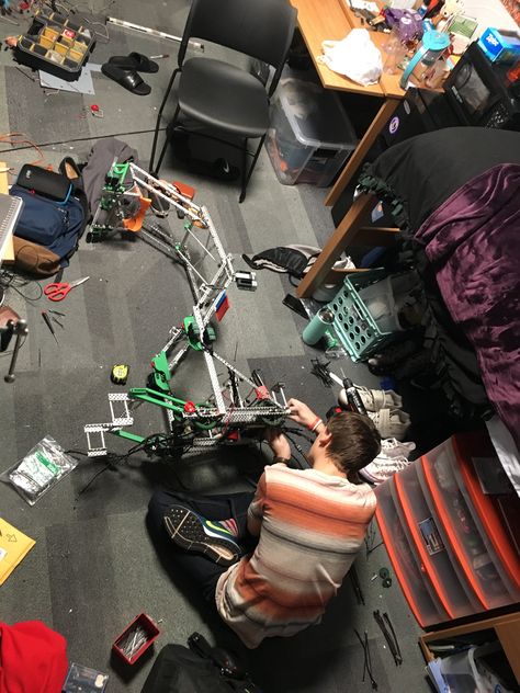 Grant Kobes.  Builds Vex U robot in dorm at UTK. Vex Robotics Design, Robotic Engineer, Robotics Aesthetic, Theo Aesthetic, Engineering Aesthetic, Vex Robotics, Robotics Club, Grace Hopper, Electronic Workbench