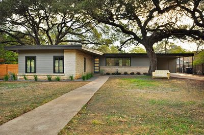 another Austin mcm house Midcentury Exterior Paint, Flat Roof House Exterior, Mid Century Modern Exterior Paint, Hollywood Living Room, Modern Home Tour, Mid Century Modern Exterior, Mid Century Exterior, Flat Roof House, Mid Century Ranch