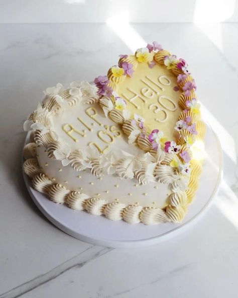 22 Stunning 30th Birthday Cake Ideas For Women. - The Perfect Cake Idea Birthday Cake Ideas 40th Women, Birthday Cake Ideas 30th For Woman, Cake Ideas 40th Birthday Women, 30th Birthday Cakes For Women Turning 30, Female 30th Birthday Cake, Best Birthday Cakes For Women, Women’s 30th Birthday, 30 Th Birthday Party Ideas For Women Decoration, Thirty Cake 30th Birthday