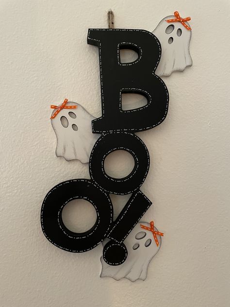 Halloween Pins Diy, Dollar Tree Boo Sign Ideas, Dollar Tree Boo Sign, Boo Halloween Sign, Halloween Felt Crafts, Fun Diy Halloween Decorations, Handmade Halloween Decorations, Fall Craft Fairs, Boo Sign