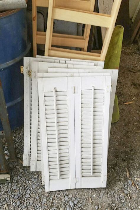 Old Shutters Decor, Old Wooden Shutters, Shutters Repurposed Decor, Small Shutters, Diy Organization Ideas, Shutter Projects, Diy Storage Ideas, Indoor Shutters, Shutter Decor