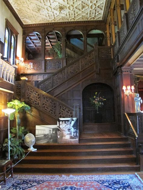 BIG OLD HOUSES: A Tale from the Old House Crypt Old Mansions Interior, Old Staircase, Old House Interior, Old Mansions, Castle House, Mansion Interior, Hus Inspiration, English House, Vintage Interiors