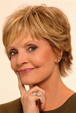 She is best remembered for her starring role as Carol Brady on the ABC sitcom The Brady Bunch from 1969 to 1974. Florence Henderson, Brady Bunch, The Brady Bunch, Shag Haircut, Favorite Hairstyles, Short Hair Haircuts, Hair Pictures, Fine Hair, Short Hair Cuts