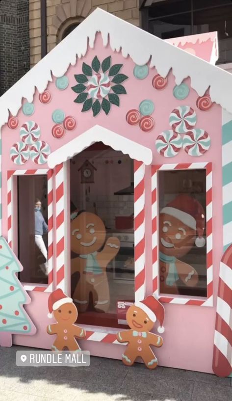 Pink Christmas Parade Float, Pink Gingerbread House Decoration, Ginger Bread Office Decorations, Candyland Playhouse, Gingerbread House Wall Decorations, Gingerbread Christmas Decor Classroom, Gingerbread House Office Decorations, Office Christmas Decorations Contest, Gingerbread Classroom