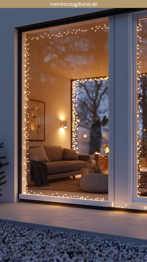 Fensterbeleuchtung gehört zu den schönsten Weihnachtsdekorationen. Mit Lichterketten, Sternen und weihnachtlichen Motiven bringen Sie festlichen Glanz in Ihr Zuhause. Erfahren Sie, wie Sie Ihre Fenster weihnachtlich dekorieren und inspirierende Ideen für Ihre Dekoration finden. Weitere Tipps gibt es auf meinherzsagtkunst.de.  #Weihnachtslichter #Fensterdeko #Weihnachten Windows Christmas Lights, Christmas Window Houses, Christmas Lights Kitchen, Christmas Light Indoor Ideas, Window Christmas Lights Ideas, Christmas Decor Ideas Window, Christmas Decorations Balcony, Front Window Christmas Decor, Classy Christmas Lights